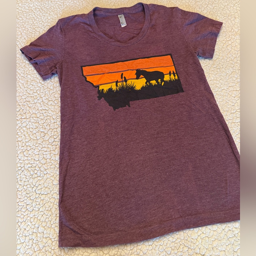 Women’s Small Heathered Maroon Crewneck Graphic Horse Tee